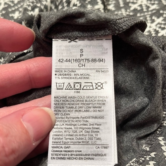 Love by GAP Gray/White Snowflake Patterned Pajama Top Size S - Picture 10 of 10